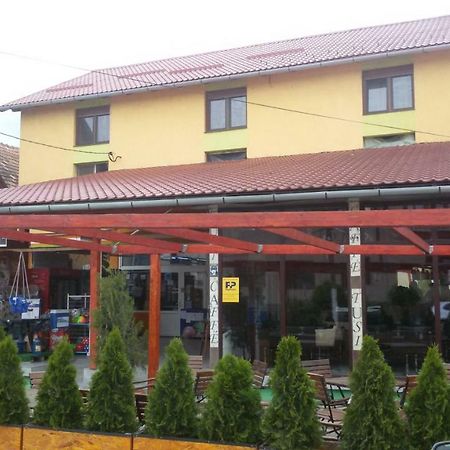 La Tusi Lovrin Hotel Exterior foto