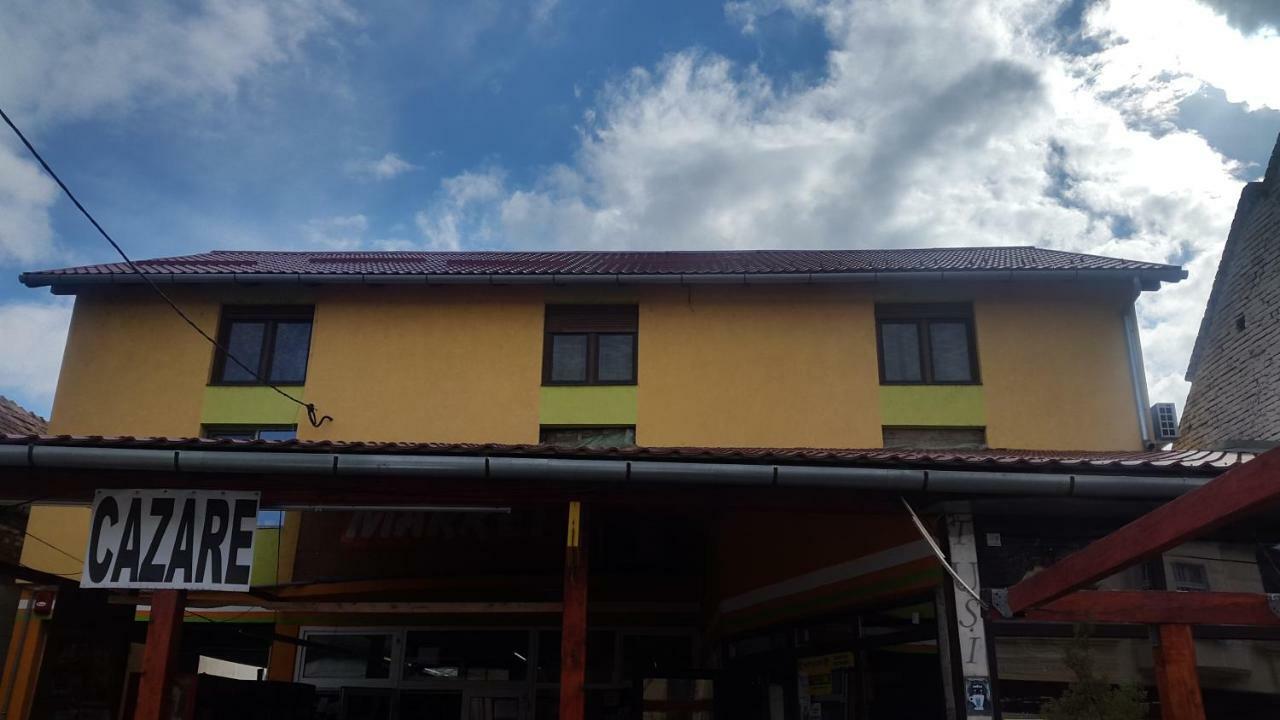 La Tusi Lovrin Hotel Exterior foto