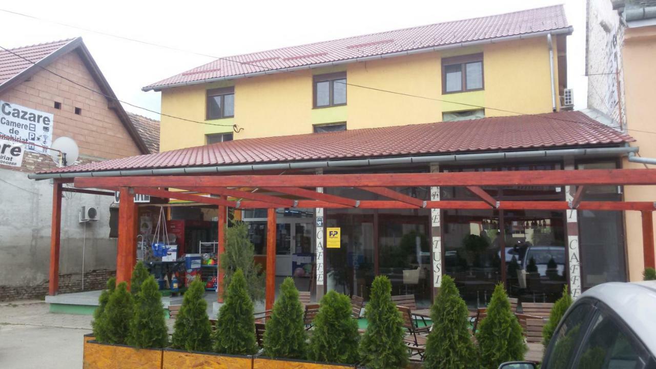 La Tusi Lovrin Hotel Exterior foto